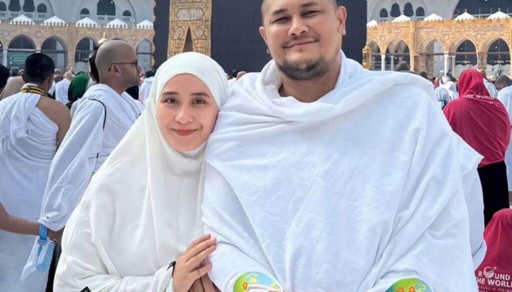 RYANA DEA UMROH BERSAMA SUAMI