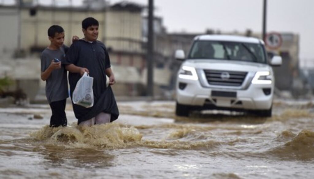 banjir-melanda-kota-mekah-arab-saudi-pada-jumat-2322-pagi-afp-via-getty-imagesamer-hilabi-2