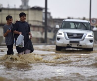 banjir-melanda-kota-mekah-arab-saudi-pada-jumat-2322-pagi-afp-via-getty-imagesamer-hilabi-2