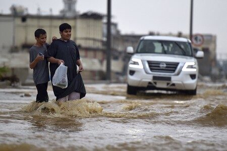 banjir-melanda-kota-mekah-arab-saudi-pada-jumat-2322-pagi-afp-via-getty-imagesamer-hilabi-2