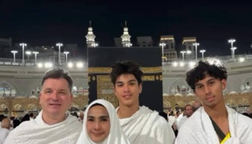 maudy-koesnaedi-umrah-bareng-anak-dan-suami