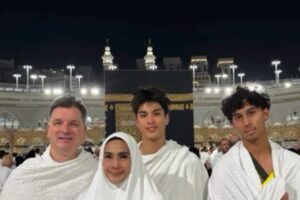 maudy-koesnaedi-umrah-bareng-anak-dan-suami