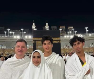 maudy-koesnaedi-umrah-bareng-anak-dan-suami