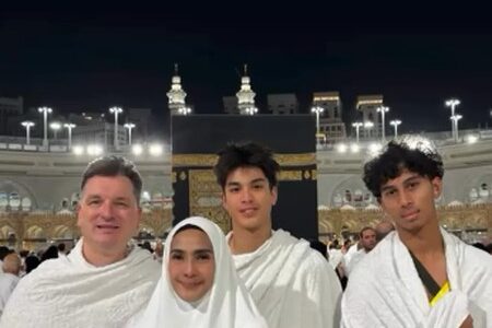 maudy-koesnaedi-umrah-bareng-anak-dan-suami