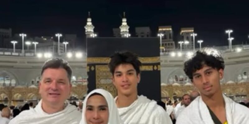 maudy-koesnaedi-umrah-bareng-anak-dan-suami