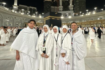 naura-ayu-umrah-bersama-keluarga